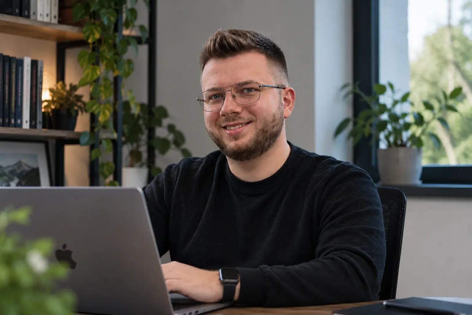 Krystian Janas, założyciel NexOps, przy pracy z laptopem